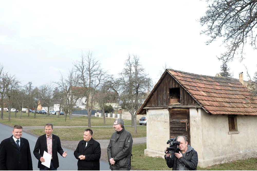 Jörg Kiesewetter (MdL, links), Landrat Kai Emanuel (2.v.l.)und Volker Tiefensee (MdL) überreichen Schkeuditzs Bürgermeister Rayk Bergner (3.v.l.) den Förderbescheid. Foto: Landratsamt Nordsachsen/Bley