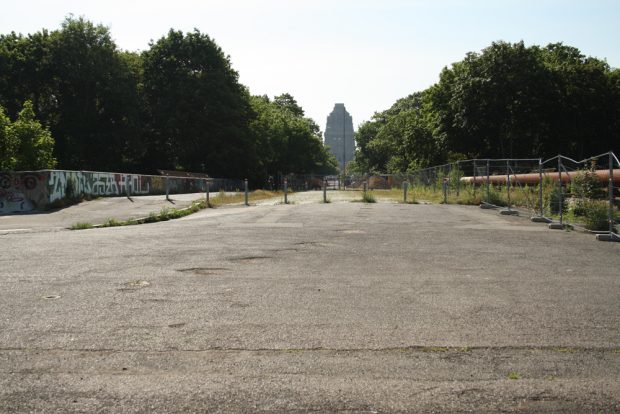 Die alte, 2016 abgerissene Brücke über die S-Bahn. Foto: Ralf Julke