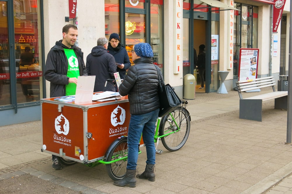 Ökolöwe unterwegs beim Unterschriftensammeln für das 365-Euro-Ticket. Foto: Ökolöwe