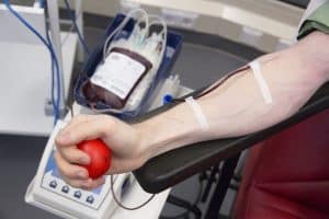 Auch regelmäßiges Blutspenden kann sich förderlich auf das Herzkreislaufsystem auswirken. Foto: Stefan Straube / UKL