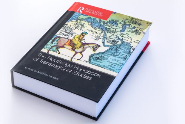 Das „Routledge Handbook of Transregional Studies“ ist in internationaler Zusammenarbeit entstanden und umfasst 70 Beiträge. Foto: Swen Reichhold/ Universität Leipzig