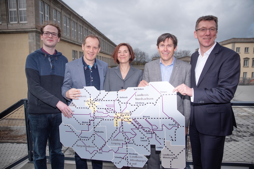 „Vertrag zum MDV-Semesterticket wurde verlängert“ (v.l.n.r.): Franz Hempel (Studentenwerk Leipzig), Steffen Lehmann (MDV), Dr. Andrea Diekhof (Studentenwerk Leipzig), Dr. Wolfgang Weinhold (DB Regio), Ulf Middelberg (Leipziger Verkehrsbetriebe). Foto: Konrad Stöhr/ Westend Communication für MDV