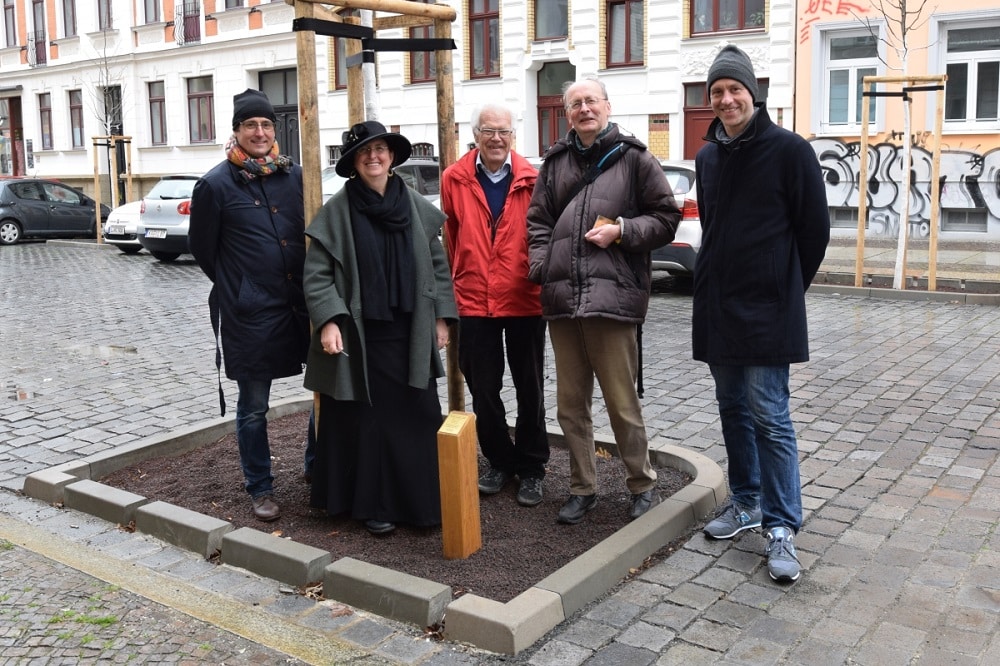 Michael Creutzer (Geschäftsführer teilAuto), Dorothee Dubrau (Bürgermeisterin und Beigeordnete für Stadtentwicklung und Bau), Harald Lindner (Carsharing-Pionier), Dietmar Röhl (Carsharing-Pionier), Manuel Emmelmann (Regionalleiter teilAuto-Leipzig) (v. l. n. r.). Quelle: teilAuto-Leipzig
