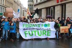 Sieht ganz und gar nicht kompromissbereit aus. Über 2.000 junge Menschen verlangen am 15. März 2019 eine andere Klima- und Verkehrspolitik bei Fidays for Future in Leipzig. Foto: Marco Arenas