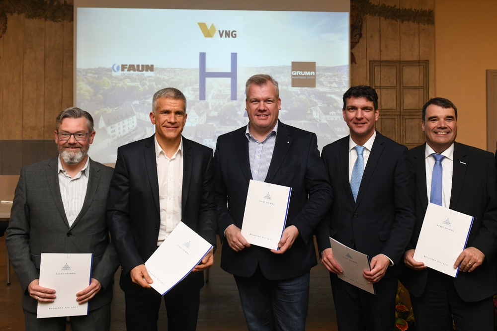 VNG AG-Vorstand Hans-Joachim Polk, Grimmas Oberbürgermeister Matthias Berger, Gruma Automobile-Chef Frank Weike, Landrat Leipziger Land Henry Graichen (CDU) und Faun Viatec-Geschäftsführer Helmut Schmeh (v.l.n.r.). Foto: Thomas Kube