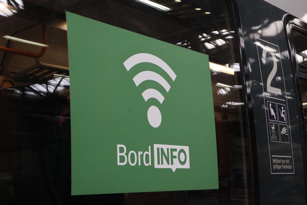 Das Hinweisschild zu WLAN in den S-Bahnen. Foto: Jörg Bönisch, Deutsche Bahn AG