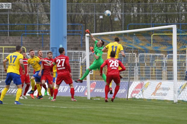 Torwart Christopher Schulz (Bautzen) ist vor Ryan Malone (Lok) am Ball. Foto: Jan Kaefer