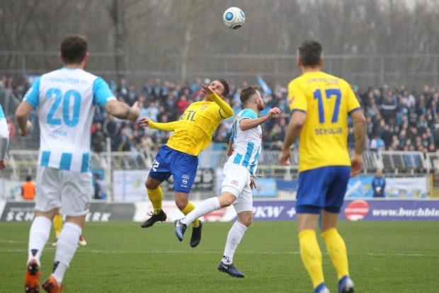 Maik Salewski (Lok) im Kopfballduell mit Tobias Müller (CFC). Foto: Jan Kaefer