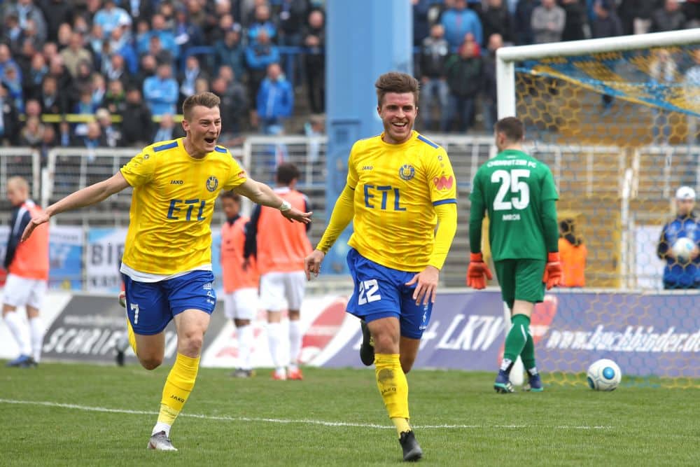 Das Tor von Maik Salewski (mi.) brachte Lok auf die Siegerstraße. Foto: Jan Kaefer
