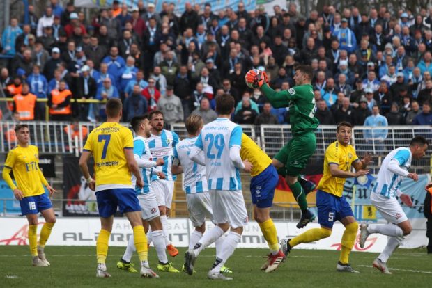 In dieser Situation kann CFC-Keeper Joshua Mroß gegen stürmische Leipziger klären. Foto: Jan Kaefer