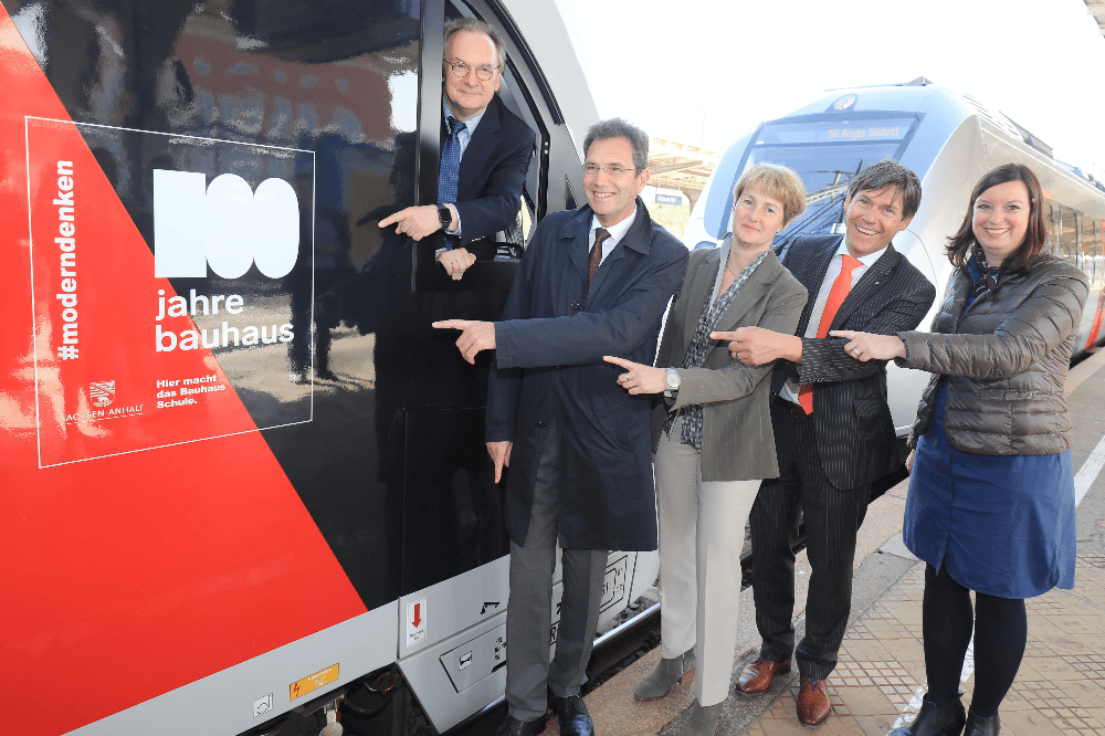 v.l.n.r.: Ministerpräsident Dr. Reiner Haseloff, Rüdiger Malter (NASA GmbH), Christiane Schlonski (Stadt Dessau-Rosslau), Dr. Wolfgang Weinhold (DB Regio), Carmen Maria Parrino (Abellio) Foto: Deutsche Bahn AG/Peter Gehrke