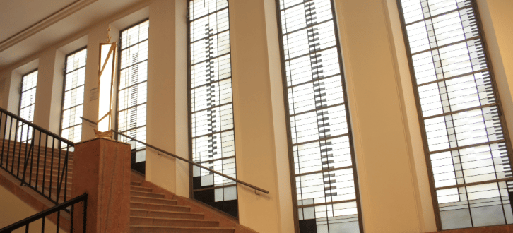 Bauhausfenster im Grassi Museum für Angewandte Kunst von Josef Albers. Foto: Daniel Thalheim