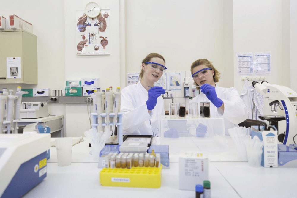 Auch den Beruf des Medizinisch-technischen Laboratoriumsassistenten (MTLA) kann man an der Medizinischen Berufsfachschule des UKL erlernen. Foto: Stefan Straube / UKL