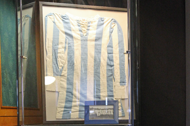 Das älteste noch erhaltene Fußballtrikot. Foto: Jan Käfer
