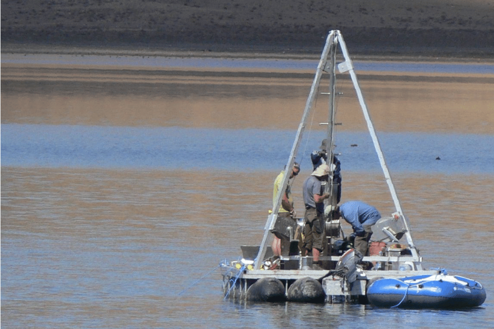 onale Forschungsteam während der geowissenschaftlichen Feldkampagne am Sidi-Ali-See im Mittleren Atlas Marokkos. Die geographische Position des Sees ist in der Nähe des Azorenhochs, dessen Druckschwankungen die Nordatlantische Oszillation entscheidend beeinflussen. Foto: Arbeitsgruppe Physische Geographie/Universität Leipzig