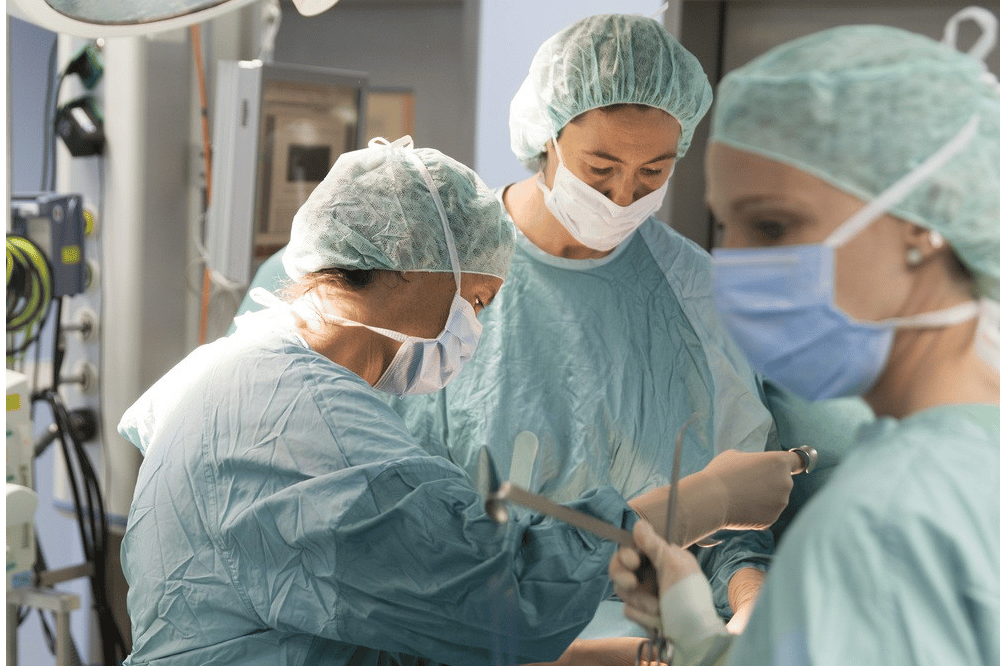 Der Einsatz von Pflegenden im Operationssaal erfordert eine besondere Spezialisierung, um den Aufgaben in diesem Herzstück eines Krankenhauses entsprechen zu können. Foto: Stefan Straube / UKL