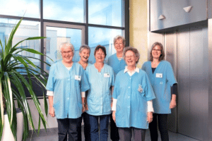 Sie sind mit offenem Ohr und helfender Hand zur Stelle, wenn Patienten es wünschen: Die „Grünen Damen und Herren“ des Leipziger Diakonissenkrankenhauses. Foto: Kay Zimmermann