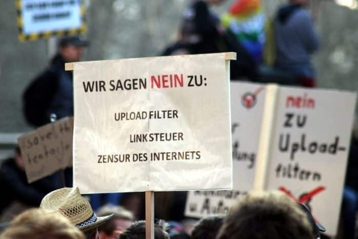 Die Frames der Debatte auf einem Schild. Foto: L-IZ.de
