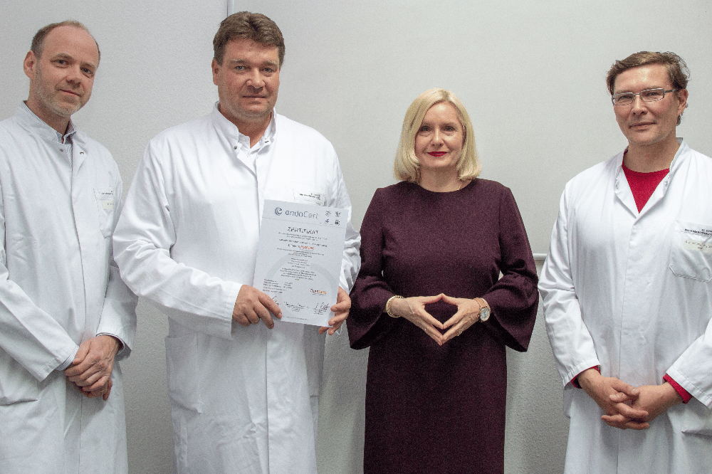 v.l.n.r. Die Hauptoperateure des EndoProthetikZentrums (EPZ), Oberarzt Dr. med. Christoph Müller und Oberarzt Andreas Gosse, die Geschäftsführerin des Klinikums, Dr. Iris Minde, und der Chefarzt der Klinik für Unfallchirurgie, Orthopädie und Spezialisierte Septische Chirurgie, PD Dr. med. Jörg Böhme, freuen sich über die Zertifizierung. ©Klinikum St. Georg