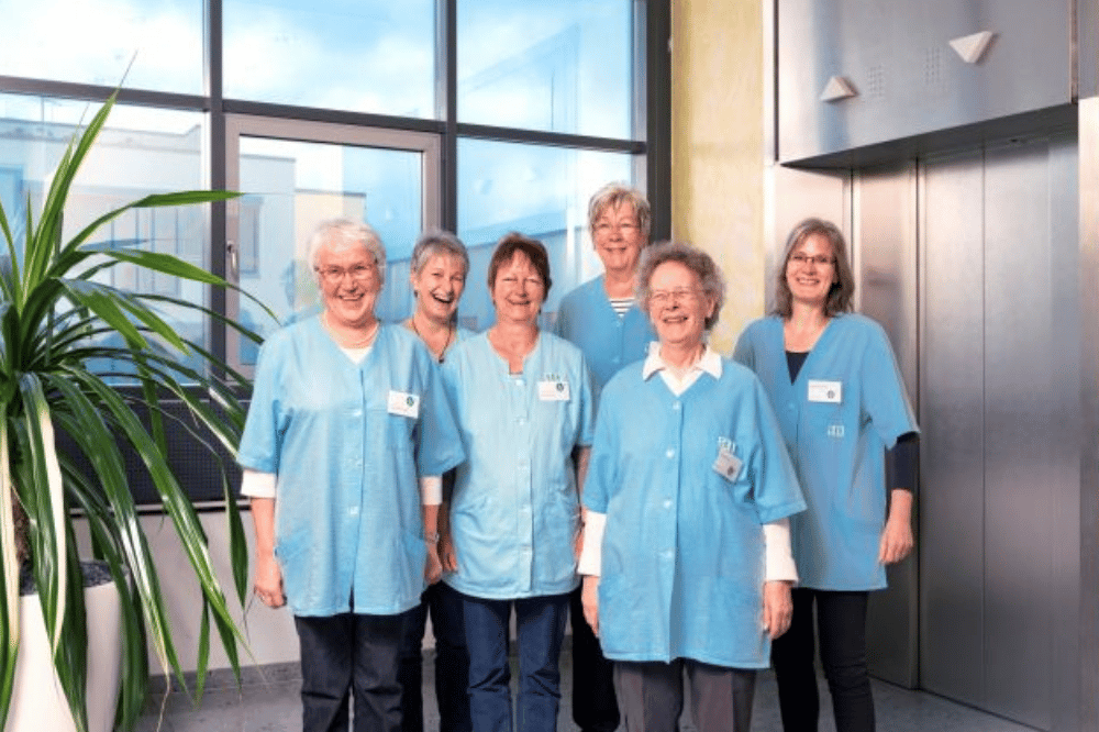 Sie sind mit offenem Ohr und helfender Hand zur Stelle, wenn Patienten es wünschen: Die „Grünen Damen und Herren“ des Leipziger Diakonissenkrankenhauses. Foto: Kay Zimmermann