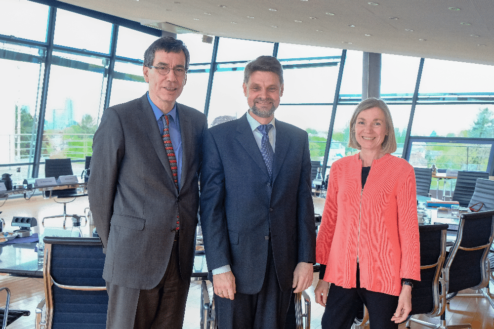 Dr. Günter Winands, Vorsitzender des Verwaltungsrates der Deutschen Nationalbibliothek, Frank Scholze und Dr. Elisabeth Niggemann, Generaldirektorin der Deutschen Nationalbibliothek (v.l.n.r.). Quelle: Deutsche Nationalbibliothek