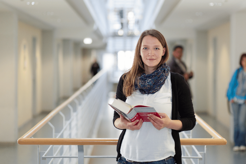 Dr. Ulrike Leistner möchte mit ihren Forschungen Leistungsempfängern helfen, die Bescheide und Anschreiben von den Ämtern besser zu verstehen. Foto: Johannes Ernst
