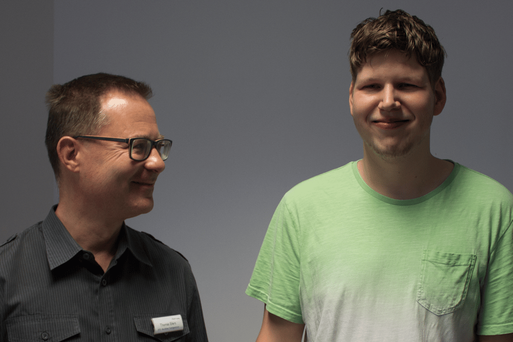 Eric-Richard Marks (l.) freut sich mit seinem Bildungsbegleiter er BvB-Maßnahme Thomas Eilers über den positiven Start ins Arbeitsleben. © M. Lindner, BFW Leipzig