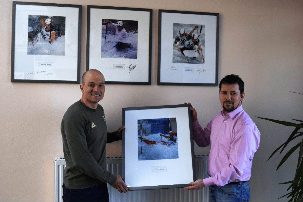 Franz Anton (Weltmeister im Kanu-Slalom) und Christoph Kirsten (Leiter des Kanuparks) vor der Ehrengalerie. Quelle: Kanupark Markkleeberg