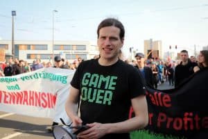 Jürgen Kasek auf dem Bayerischen Platz am 6 April zur Mietenwahnsinn-Demo in Leipzig. Foto: Marco Arenas