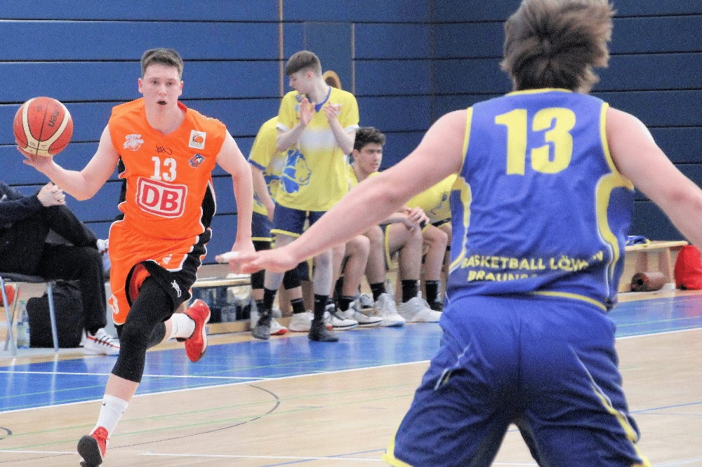 Jannik Luster (hier im Spiel gegen Braunschweig) treibt den Ball in die gegnerische Hälfte. In Neu-Ulm überzeugte er unter anderem mit drei Dreiern. Foto: Birger Zentner