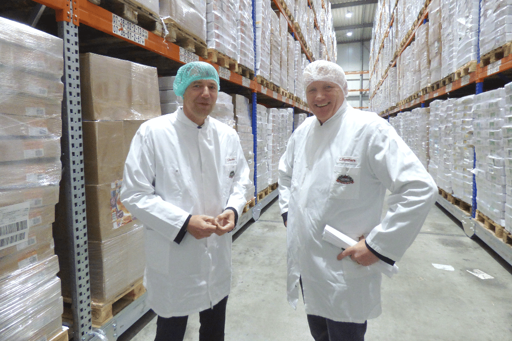 Kai Emanuel (l.) und Christian Borchers beim Betriebsrundgang. Foto: Anika Büttner/M&M I Maikirschen & Marketing