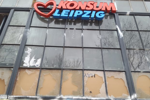 Der Konsum im Westwerk nach dem Angriff am 11. April 2019. Foto: Marko Hofmann