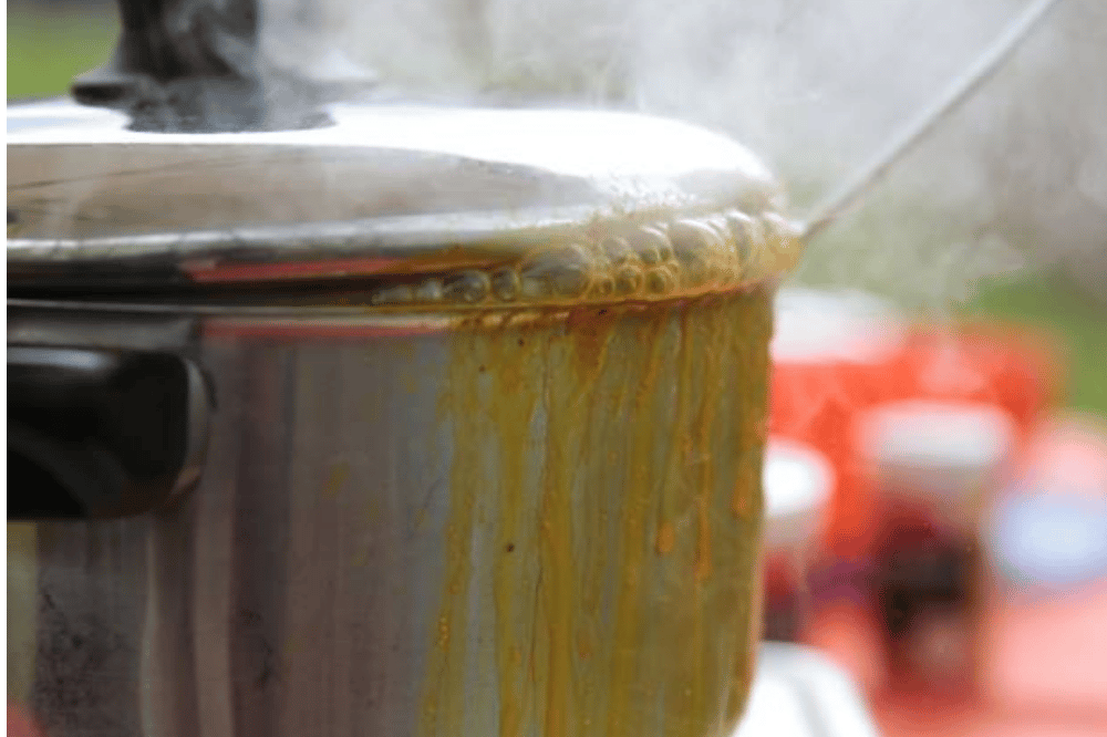 Kurkuma brodelt. Foto: Peggy Kindermann-Weber