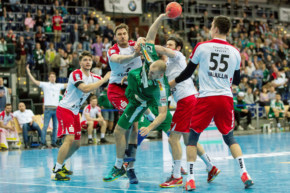 Maximilian Janke im Zweikampf mit drei Eulen-Spielern. Foto: Karsten Mann