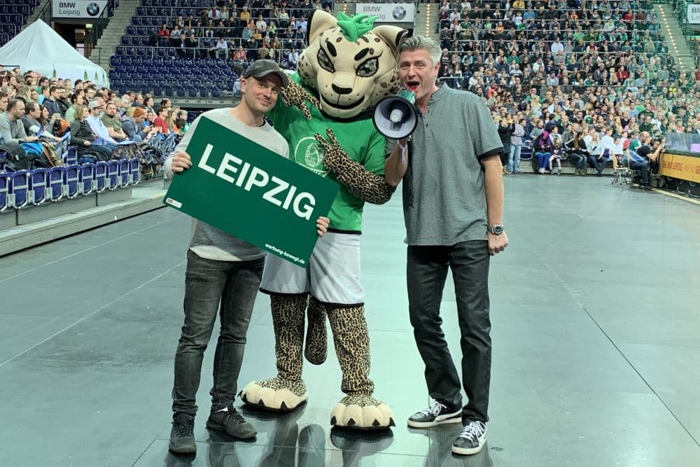 Das Sportpunkt-Duo Martin Hoch (li.) und Norman Landgraf (re.) - hier zu Gast bei den DHfK-Handballern. Foto: Sportpunkt