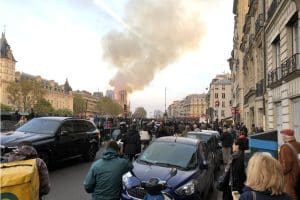 Notre Dame brennt seit 18:50 Uhr. Ein Leipziger war live beim Ausbruch dabei. Foto: Dirk Pappelbaum