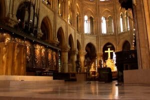 Das leuchtend goldene Kreuz in der Notre-Dame. Foto: Kurt Muehmel, Wikipedia