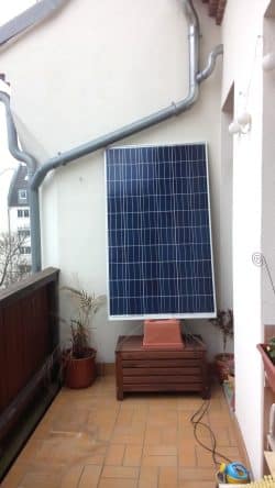 So fing alles an - Jan Bauers erste selbst gebaute Solaranlage für den Balkon. Foto: Privat