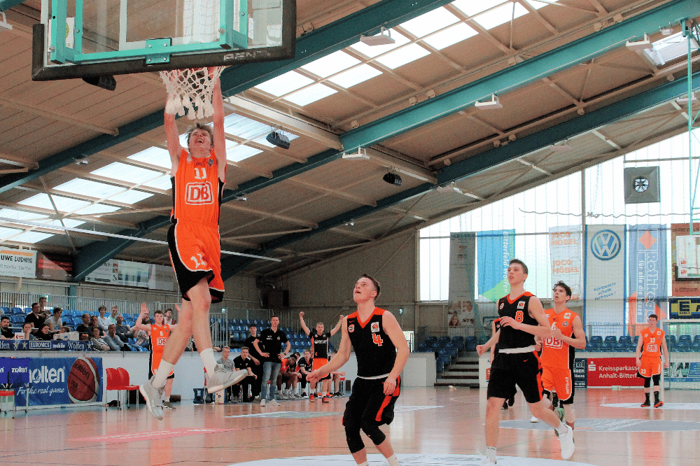So spektakulär zu punkte wie hier Sven Papenfuß, das gelang den MBC Junior Sixers im zweiten Spiel gegen Memmingen nur selten. Foto: Birger Zentner