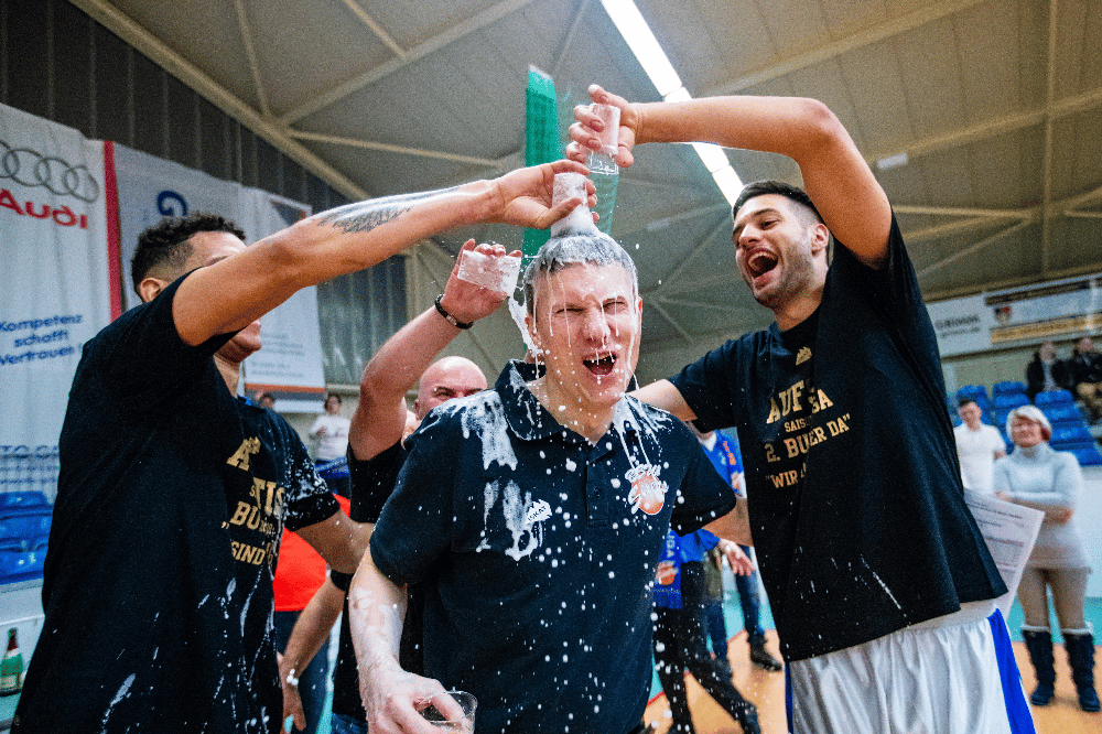 Ferenc Gille (l.) und Benedikt Turudic verpassen Tomas Grepl eine Dusche, als mit den Sixers Sandersdorf der Aufstieg aus der Regionalliga in die ProB gelang. Foto: Hartmut Bösener