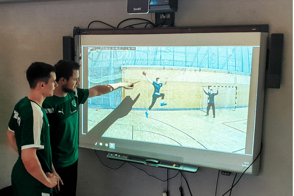 U19-Cheftrainer Oliver Stockmar beim Videofeedback mit einem Akademie-Sportler. Foto: SC DHfK