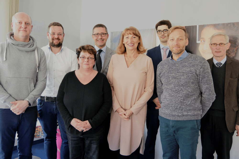 V.l.n.r.: Henning Homann, Sebastian Fischer (Vertreter von Alexander Dierks), Kerstin Köditz, Wilfried Kühner, Petra Köpping (Vorsitzende), Jonatan Burger (in Vertretung von Dr. Thomas Arnold), Hendrik Kreuzberg, Prof. Dr. Backes, nicht im Bild: Prof. Dr. Anja Besand. Quelle: SMGI