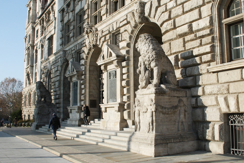 Eingang zum Neuen Rathaus: Wer geht hier alles aus und ein? Foto: Ralf Julke