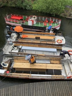Vier Fahrgastboote am Steg des Kulturhafens am Karl-Heine-Kanal. Foto: Wasser-Stadt-Leipzig e.V.
