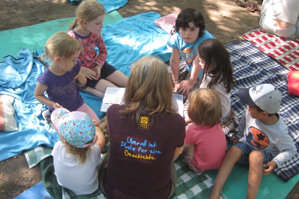 Vorlesen auf der Lesewiese. Foto: LeseLust e.V.