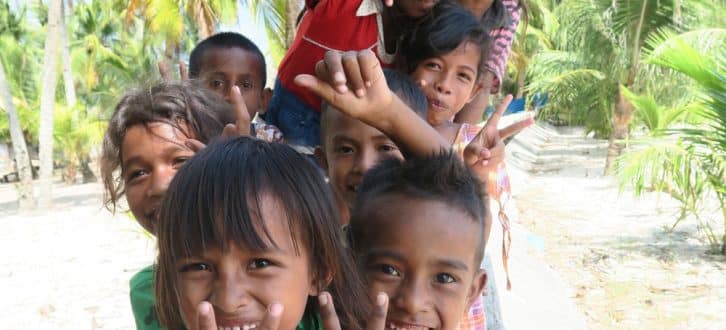 Menschen aus Neuguinea und den nahegelegenen Inseln, wie diese Kinder von der Insel Kei, tragen Belege für eine Abstammung von mehr als einer Gruppe von Denisovanern in ihrem Erbgut. Foto: Isabella Apriyana