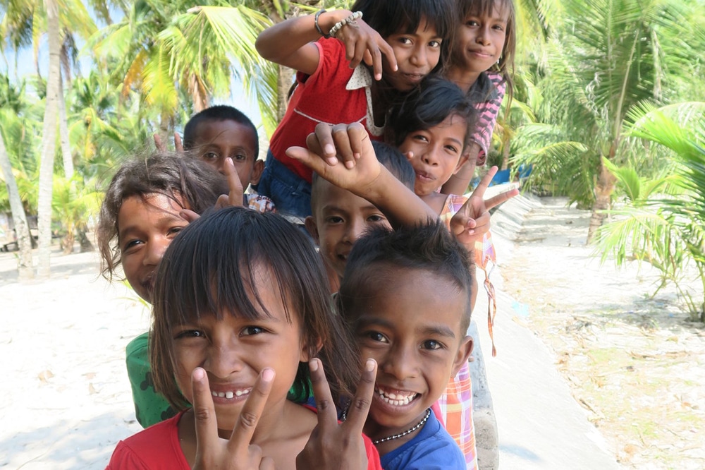 Menschen aus Neuguinea und den nahegelegenen Inseln, wie diese Kinder von der Insel Kei, tragen Belege für eine Abstammung von mehr als einer Gruppe von Denisovanern in ihrem Erbgut. Foto: Isabella Apriyana