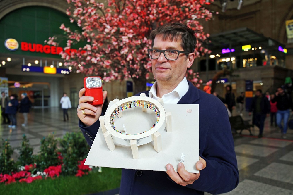 Philippe Morvan mit dem Modell „Leipzig-Berlin“. Foto: Andreas Schmidt
