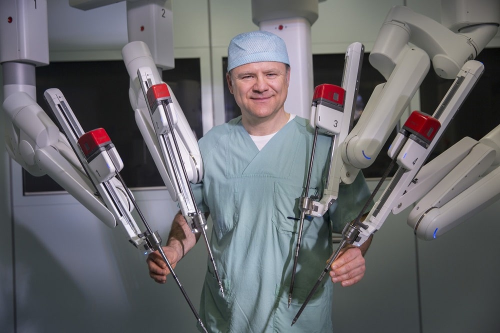 Prof. Jens-Uwe-Stolzenburg, Direktor der Klinik und Poliklinik für Urologie, arbeitet bereits seit 2011 mit dem Operationsroboter und führte nun auch die erste Anwendung mit dem neuen Gerät durch. Foto: Stefan Straube / UKL