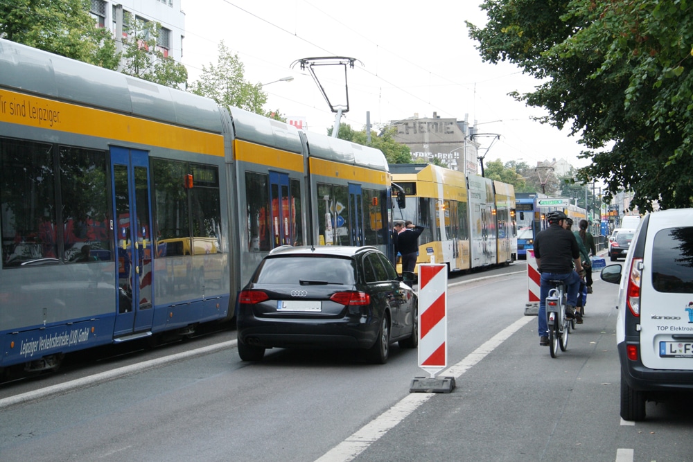 Straßenbahnstau in Connewitz. Foto: Ralf Julke